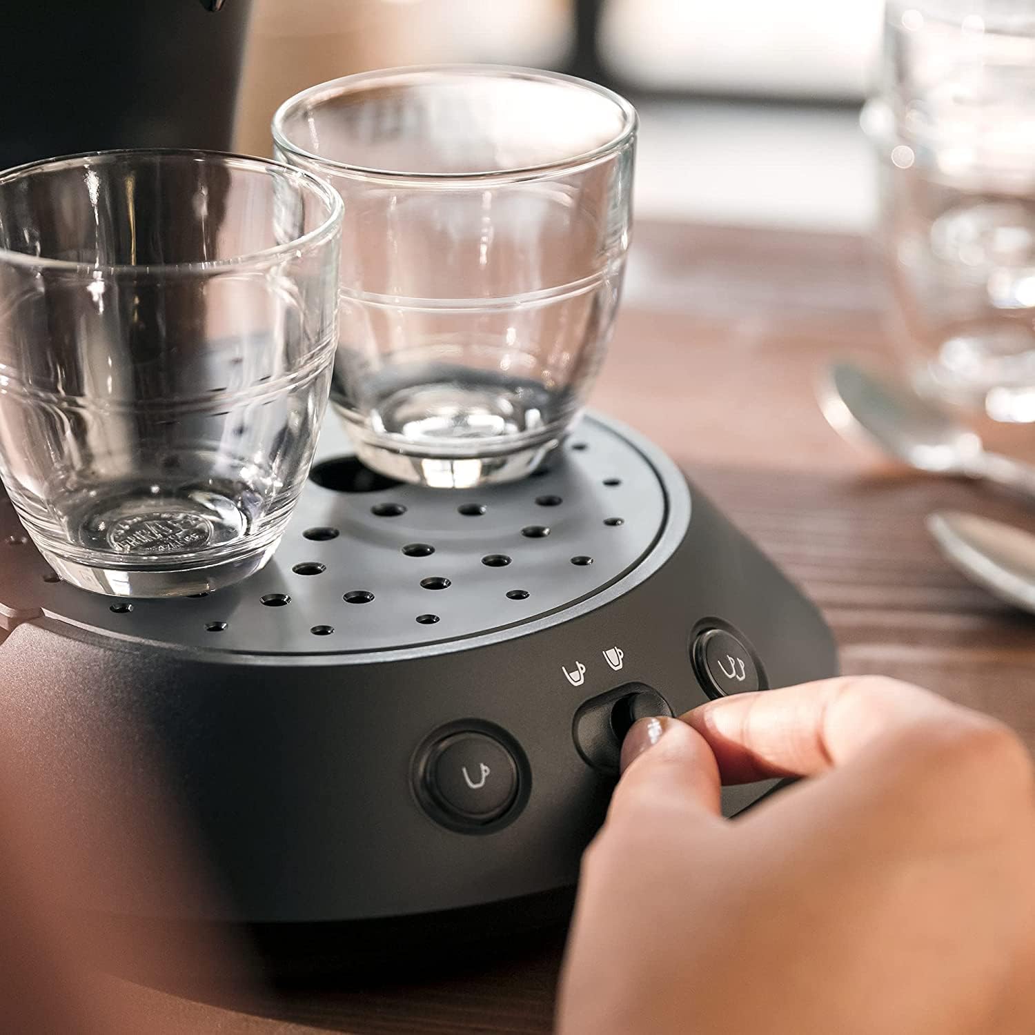 Philips Senseo Original Plus Coffee Pod Machine -2 Coffee Variations (Mild and Intense) -Brew 1 or 2 Cups At the same time -0.7 Liter Water Tank - Matte finish -Intensity Selection -Black -CSA210/60